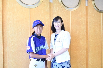 写真：大会MVPを獲得した増田莉夢さんと市長