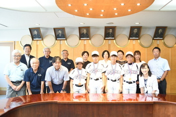 写真：全体での集合写真（監督、選手、座間市野球協会、保護者、市長、教育長）