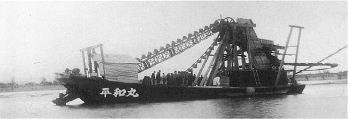 写真：砂利採取船