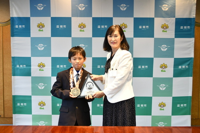 写真：表敬訪問の記念写真