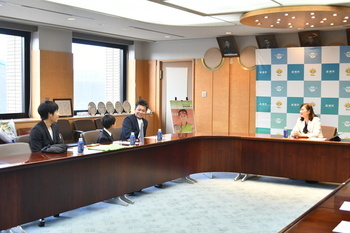 写真：表敬訪問の様子