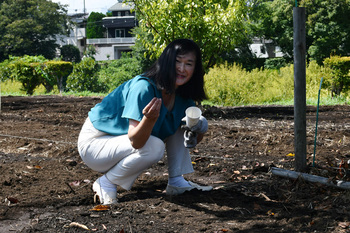 写真：種まきに参加した座間市長