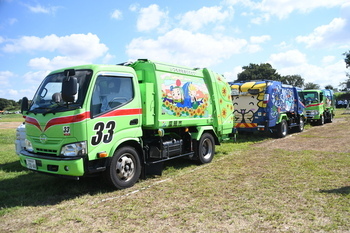 画像：会場に集まったゴミ収集車