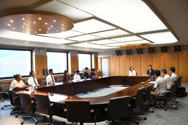 写真：表敬訪問の様子1