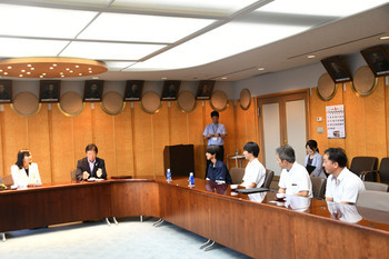 写真：表敬訪問の様子3