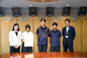 写真：栗原中学校生徒と市長、教育長の集合写真