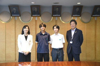 写真：座間中学校生徒と市長、教育長の集合写真