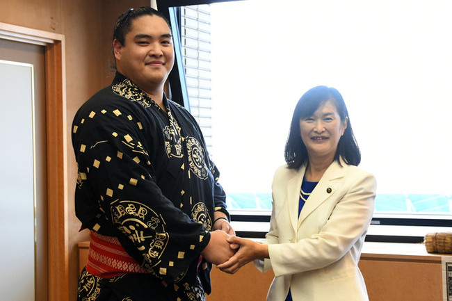 写真：表敬訪問の記念写真
