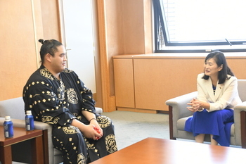 写真：表敬訪問の様子1