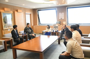 写真：表敬訪問の様子2