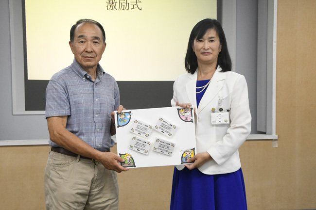 写真:防犯啓発品手交の様子