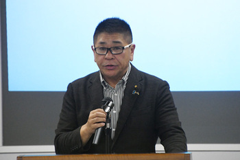 写真:挨拶する座間市議会議長