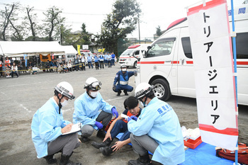 写真：負傷者の保護、搬送をしている消防団