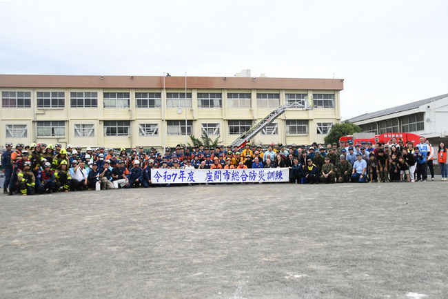 写真：参加者たちの集合写真