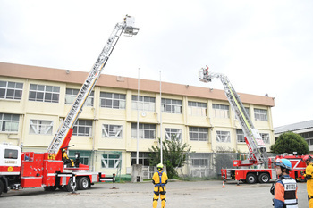 写真：はしご車による救助