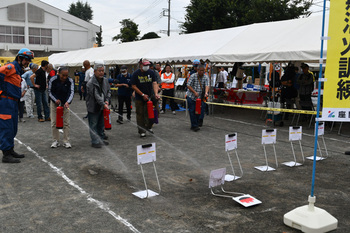写真：訓練に参加する市民