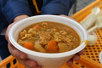 写真：自衛隊により炊き出しが行われた災害時用カレー