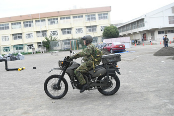 写真：情報収集する陸上自衛隊の偵察用オートバイ