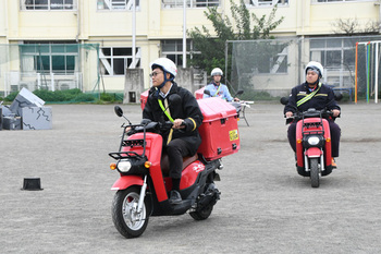 写真：座間郵便局の集配用バイク隊による情報収集
