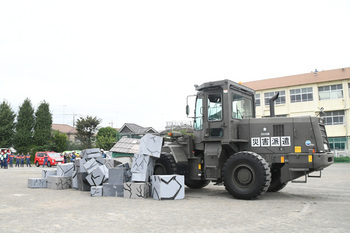 写真:土砂を撤去する重機