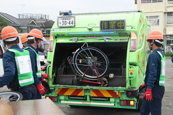 写真：散乱する自転車などを収集する様子