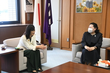 写真：日本ベビーサイン協会による本の寄贈式の様子1