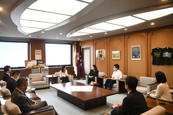 写真：日本ベビーサイン協会による本の寄贈式の様子2