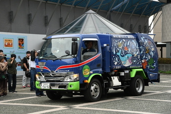 写真：広報音声を放送しながら出発したパッカ―車1