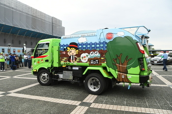 写真：広報音声を放送しながら出発したパッカ―車2