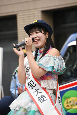 写真:「座間防犯大使」のメノニューイヤーによる楽曲披露(かぐらざかりえるさん)