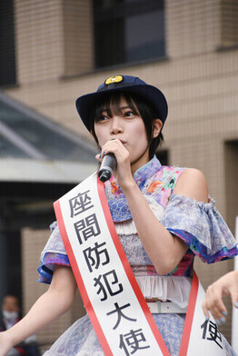 「座間防犯大使」のメノニューイヤーによる楽曲披露（さおとめなぎささん）