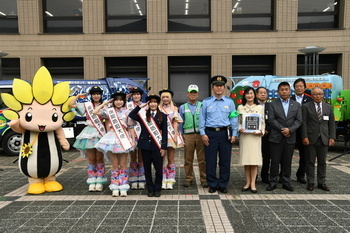 写真：出発式記念撮影