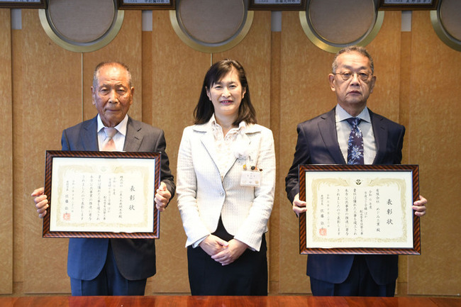 写真：左から株式会社小泉土木座間本店代表取締役　こいずみいちろうさん、市長、有限会社めぐみ工業代表取締役　おおやけんじさん