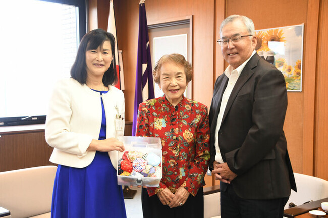写真:寄贈式の記念写真(左から、市長、しばやまたまこさん、のむらみつかずさん)
