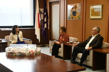 写真：寄贈式の様子