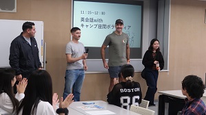 写真：キャンプ座間ボランティアとの英会話の様子2