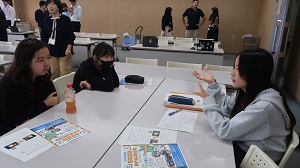 写真：キャンプ座間ボランティアとの英会話の様子3