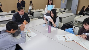 写真：キャンプ座間ボランティアとの英会話の様子5