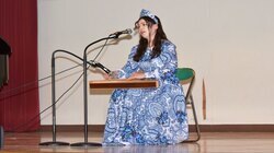 写真:ロシアの古楽器であるグースリを演奏している様子