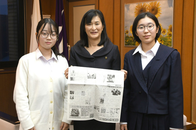 写真：左から、はまつしずくさん、市長、きどはなさん