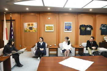 写真：表敬訪問の様子1