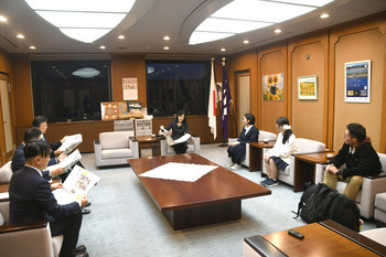 写真：表敬訪問の様子2