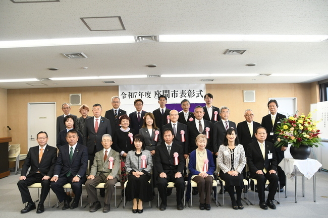 写真：市表彰の受賞者と市長など関係者の記念撮影