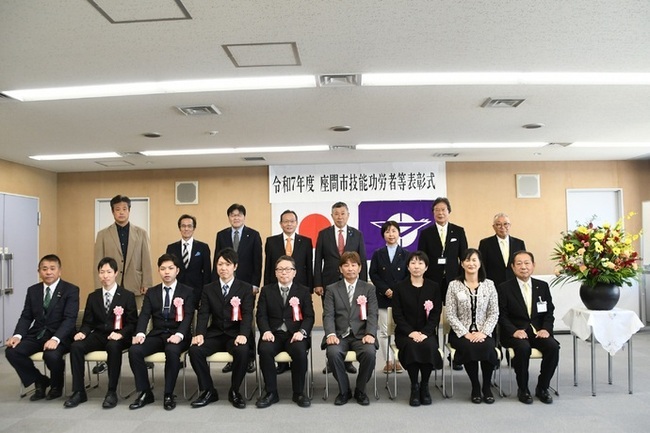 写真：技能功労者等表彰の受賞者と市長など関係者の記念撮影