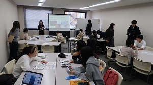 写真：水族館ツアー役割分担の様子1