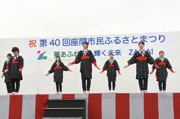 写真：ドンパン娘によるパフォーマンスの様子1