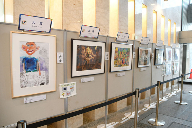写真：児童画展の様子1