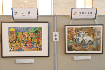 写真：児童画展の様子3