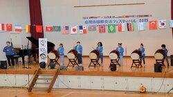 写真：和太鼓の演奏をしている様子