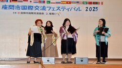 写真：4人で歌っている様子